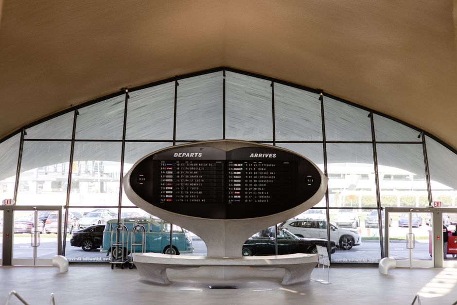 미국·한국 공항 출국 안내판 — 캐리어 짐 쌀 때 세관 반입 규정 확인